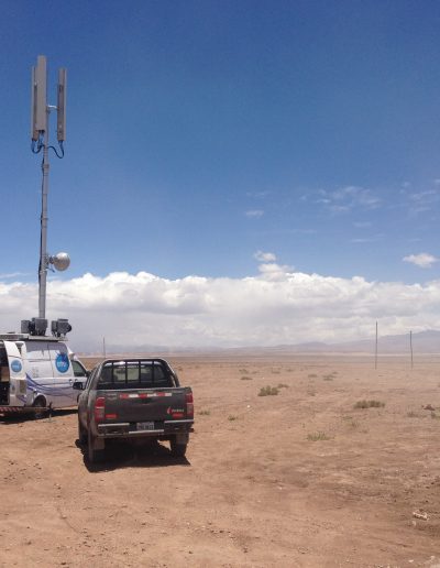 Mât télescopique avec antenne satellite pour la communication