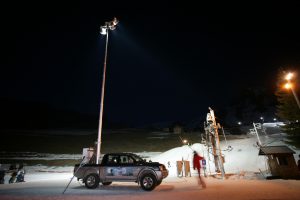 Mât télescopique sur pick-up avec éclairage pour station de ski