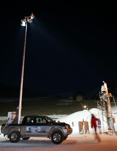 Mât télescopique sur pick-up avec éclairage pour station de ski