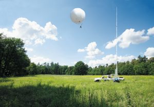 Mât télescopique sur pick-up pour la photographie aérienne