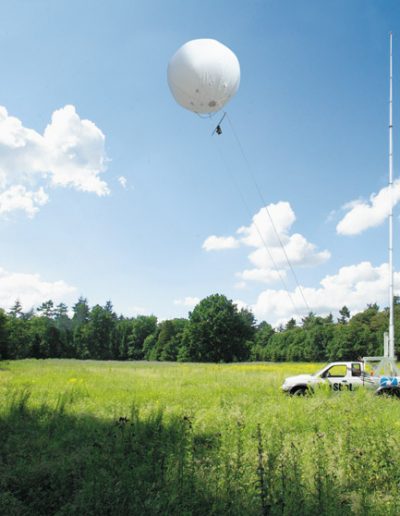 Mât télescopique sur pick-up pour la photographie aérienne