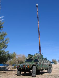 4x4 Militaire équipé d'un mat télescopique de surveillance