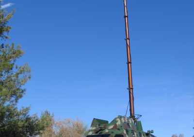4x4 Militaire équipé d'un mat télescopique de surveillance