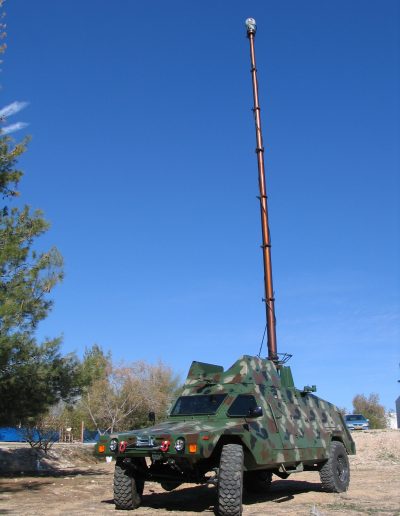 4x4 Militaire équipé d'un mat télescopique de surveillance