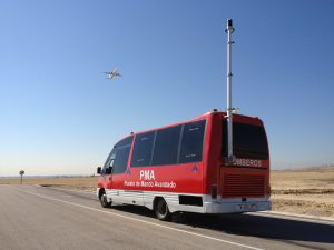 Mât télescopique derrière bus avec système de blocage clavettes