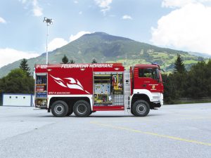 Camion anti-incendie équipé d'un mât d'éclairage et de multiple projecteurs