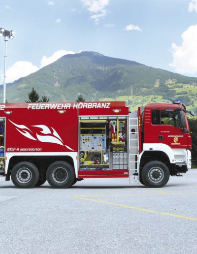 Camion anti-incendie équipé d'un mât d'éclairage et de multiple projecteurs