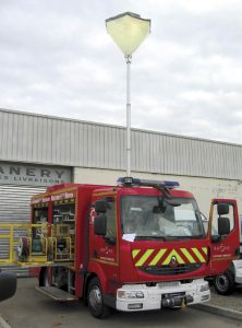 Lumicone en tête de mât sur véhicule pompier