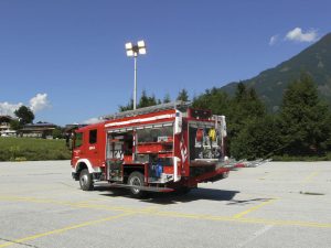 Mât avec rampe d'éclairage sur camion pompier