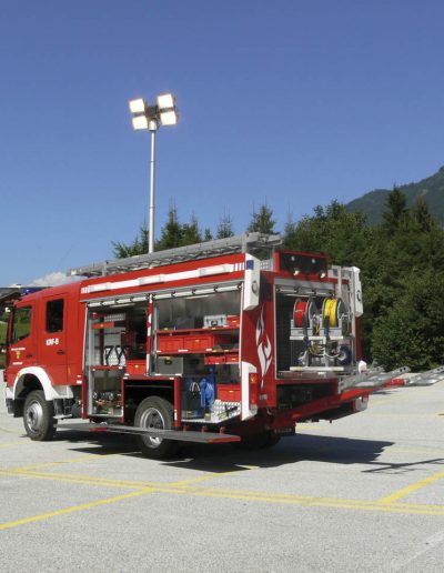 Mât avec rampe d'éclairage sur camion pompier