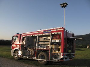 Mât d'éclairage et multiple projecteurs sur véhicule incendie