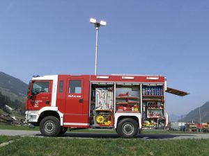 Véhicule anti-incendie avec mât d'éclairage