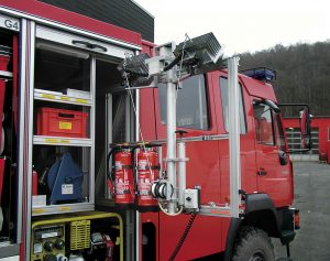 Mât pneumatique avec projecteurs pour intervention pompier