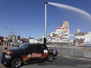 Pick-up équipé d'un mât d'extinction des feux difficilement accessible AQUAMAST