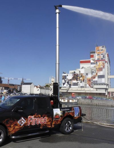 Pick-up équipé d'un mât d'extinction des feux difficilement accessible AQUAMAST