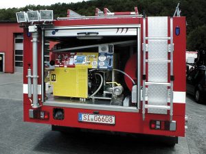 Mât pneumatique derrière véhicule incendie avec projecteurs en tête de mât