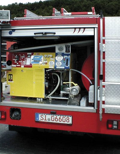 Mât pneumatique derrière véhicule incendie avec projecteurs en tête de mât