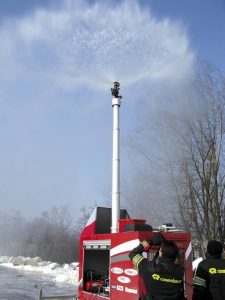 Système Aquamast pour extinction de feu sur remorque