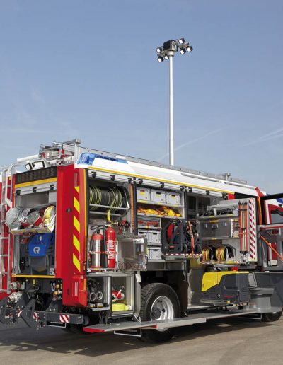 Mât télescopique sur camion pompier avec projecteurs et programme d'inclinaison / rotation