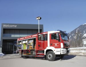 Mât sur véhicule incendie avec rampe quadruple projecteurs