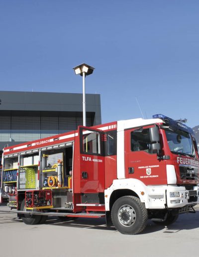 Mât sur véhicule incendie avec rampe quadruple projecteurs