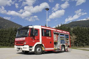 Camion pompier avec éclairage en tête de mât