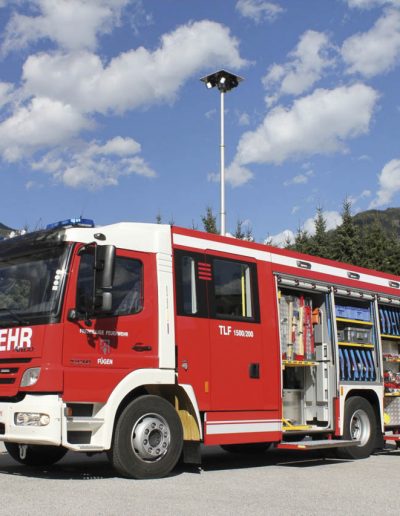 Camion pompier avec éclairage en tête de mât