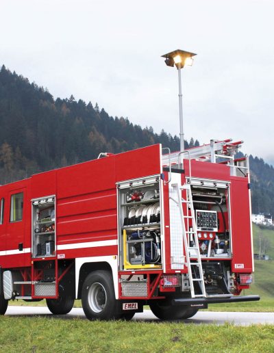 Camion d'intervention pompier avec rampe d'éclairage Led sur mât