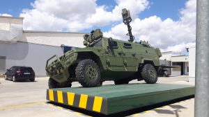 Mât électromécanique de surveillance sur véhicule militaire
