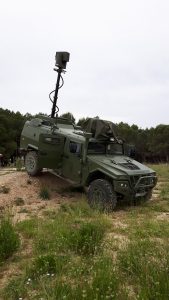 Mât avec antenne sur véhicule militaire