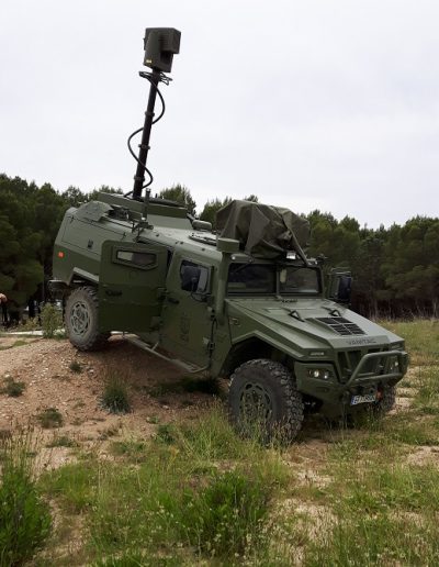 Mât avec antenne sur véhicule militaire