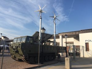 Char avec mât télescopique éolien