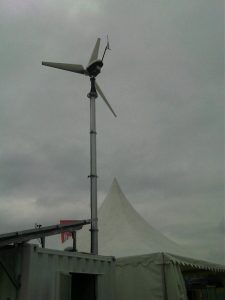 Mât avec éolienne pour usage environnemental