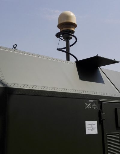 Mât sur container militaire avec dôme radar