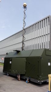 Mât militaire avec radar ou système de communication