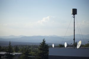 Mât télescopique haubané pour communication avec antenne