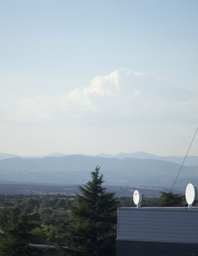 Mât télescopique haubané pour communication avec antenne