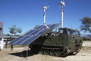 Mâts télescopique pneumatiques sur char militaire alimenté par panneaux solaires