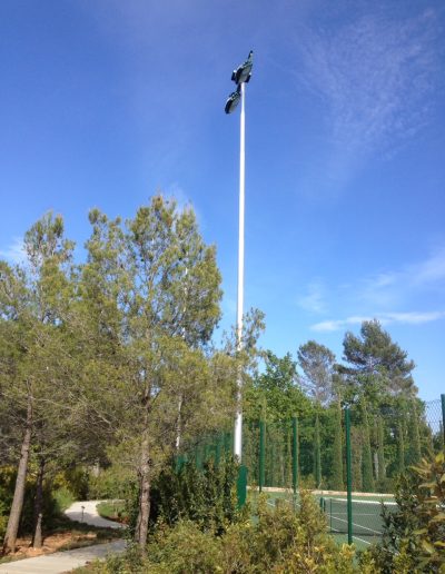 2 projecteurs 1000W sur mât pour terrain de tennis