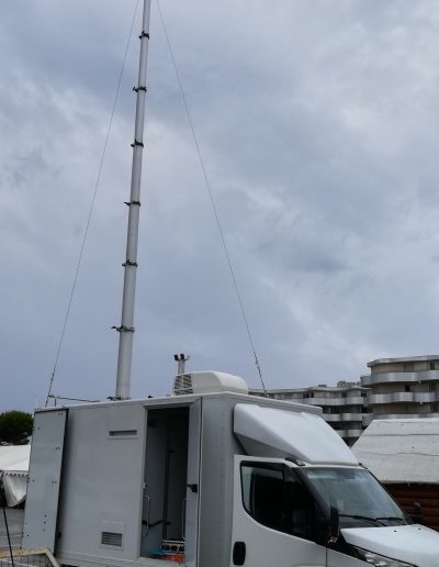 Mats télescopique avec antenne télécommunication mobile