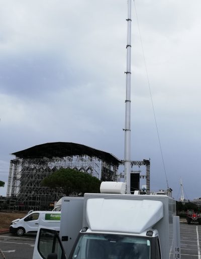 Mats télescopique avec antenne télécommunication mobile