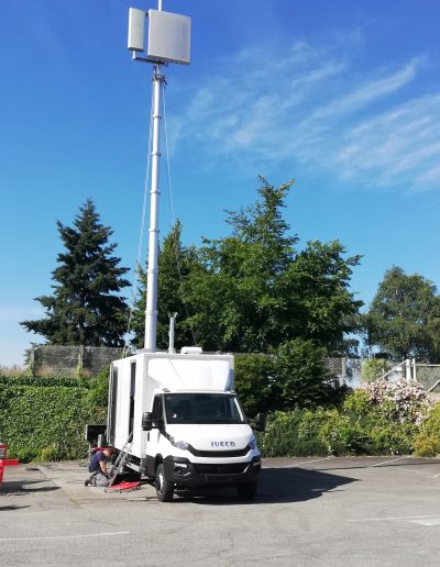 Mast télescopique avec antenne télécommunication mobile