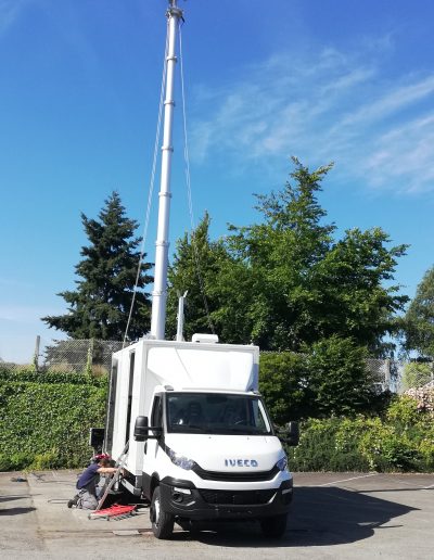 Mast télescopique avec antenne télécommunication mobile