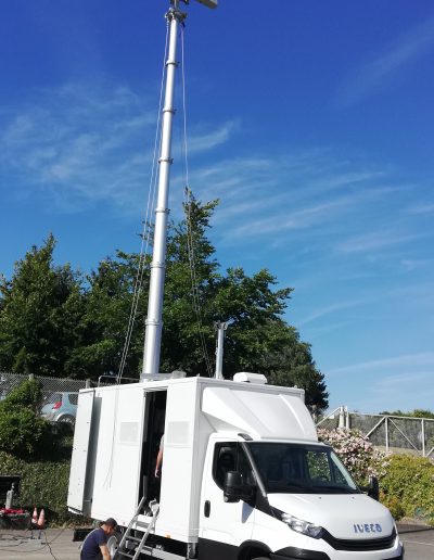 Mast télescopique avec antenne télécommunication mobile