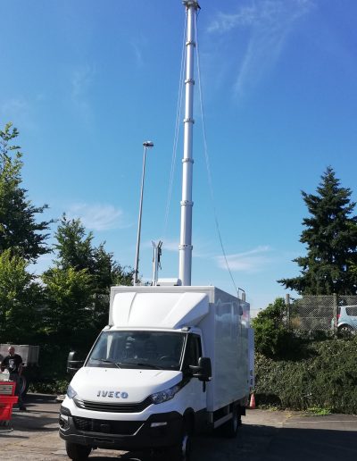 Mast télescopique avec antenne télécommunication mobile