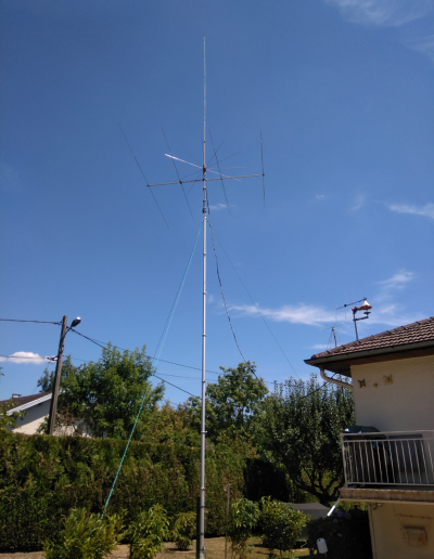 Mât télescopique équipé d'antenne