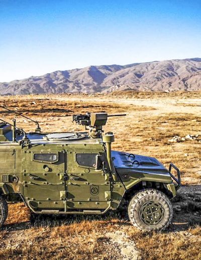 URO VAMTAC - véhicule militaire tactique avec mâts télécopiques antennes radar, brouilleurs pointeurs caméras positionneurs