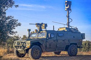 Véhicule militaire tactique avec mâts télécopiques antennes radar, brouilleurs pointeurs caméras positionneurs