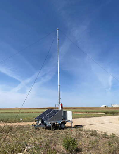 Remorque SIMPLY solaire légère avec mât télescopique pour installations temporaires. Solution mobile, autonome et sécurisée.